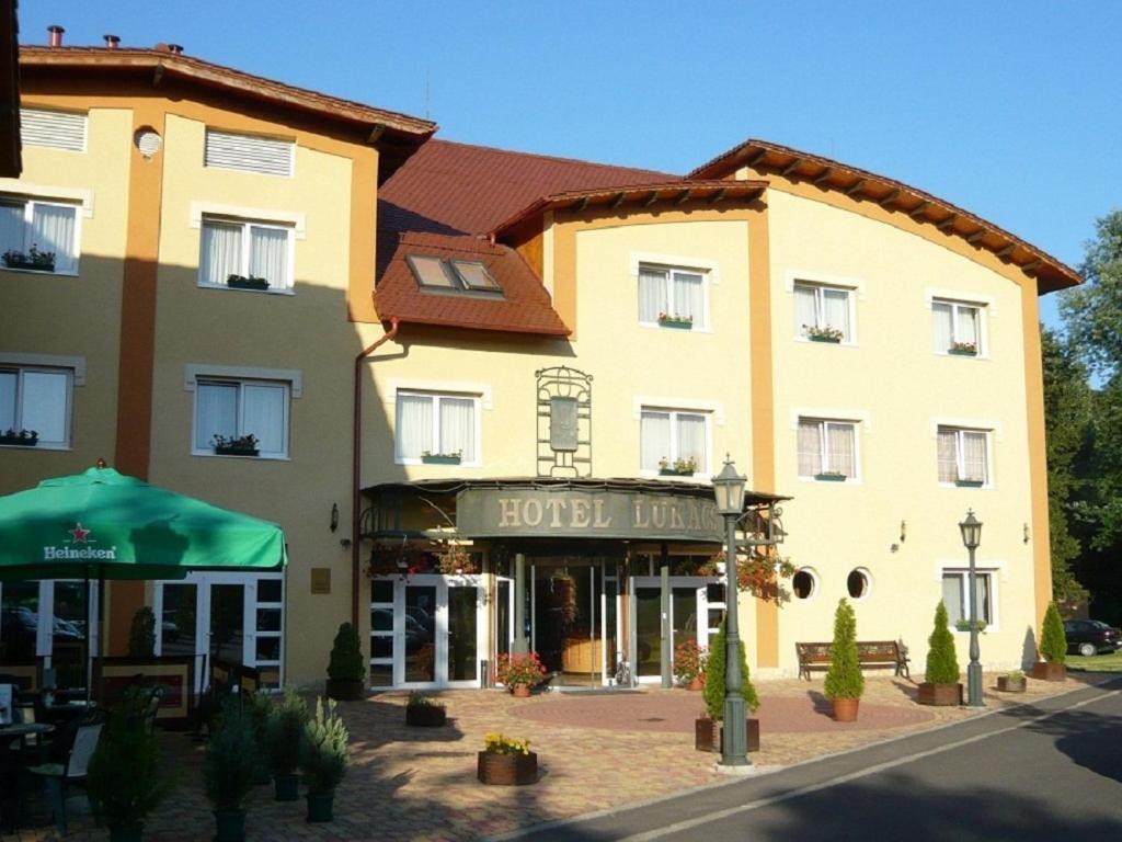 Hotel Lukacs Superior Kazincbarcika Exterior photo