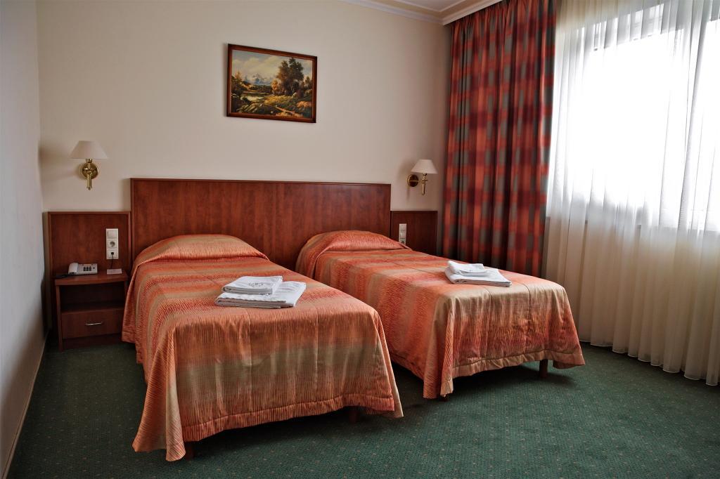 Hotel Lukacs Superior Kazincbarcika Room photo
