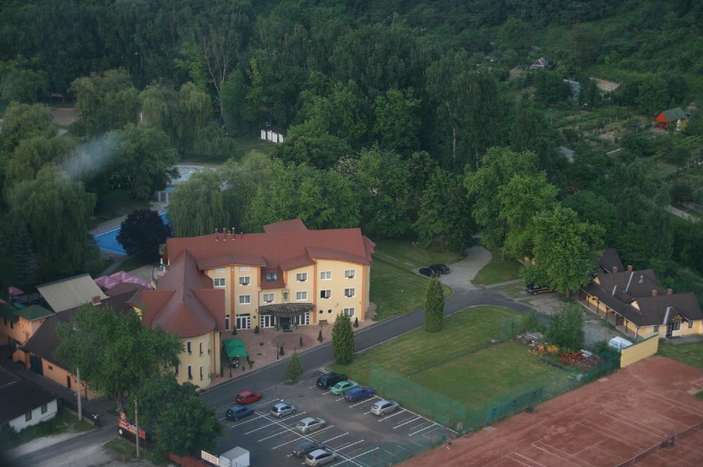Hotel Lukacs Superior Kazincbarcika Exterior photo